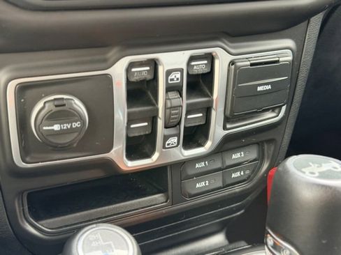 Used 2018 Jeep Wrangler Unlimited Sahara image 15