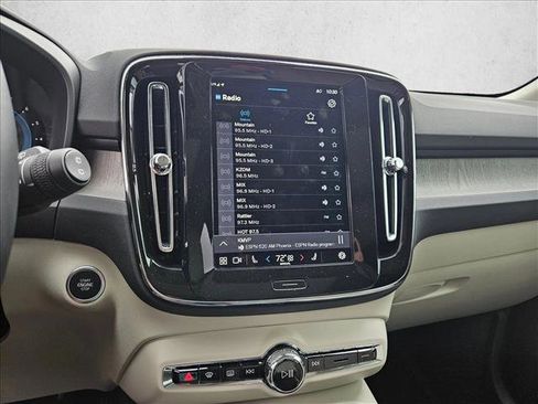 Used 2025 Volvo XC40 B5 Plus image 13