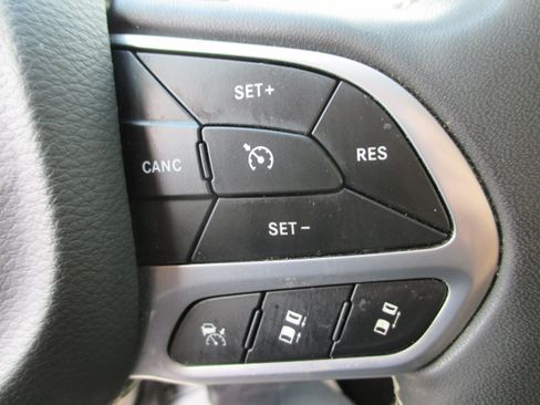 Used 2023 Chrysler Pacifica Touring-L FWD image 23