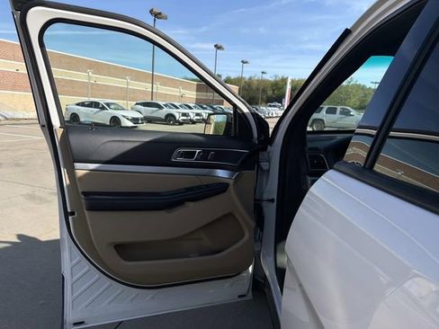 Used 2025 Volkswagen Taos SEL image 21