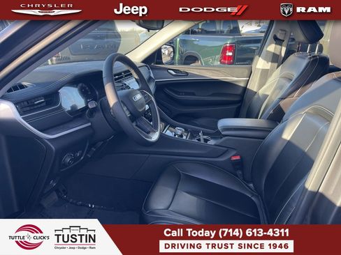 Used 2023 Jeep Grand Cherokee L Limited AWD/4WD image 17