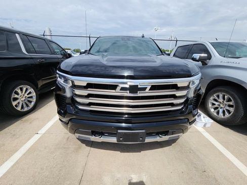 Used 2022 Chevrolet Silverado 1500 High Country w/ High Country Premium Package AWD/4WD image 2