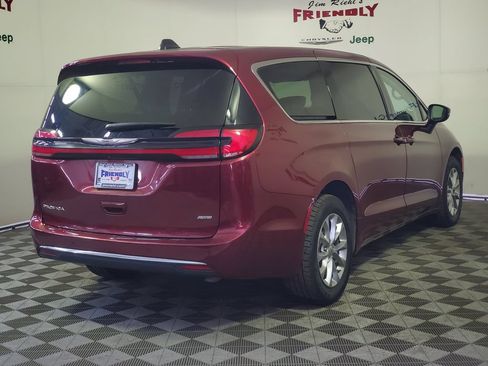 Used 2023 Chrysler Pacifica Touring-L AWD/4WD image 3