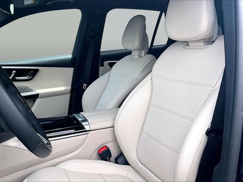 Used 2025 Mercedes-Benz GLC 300 image 8