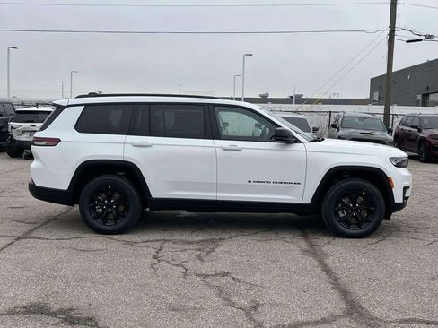 New 2025 Jeep Grand Cherokee L Altitude image 2