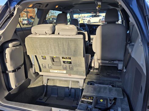 Used 2017 Toyota Sienna Limited image 34
