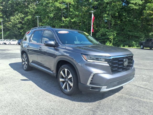 Used 2025 Honda Pilot Touring image 1