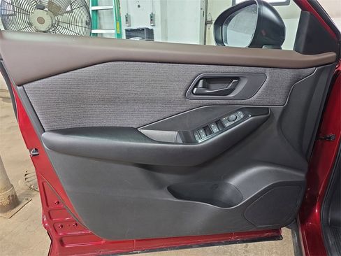 Used 2023 Nissan Rogue S image 25