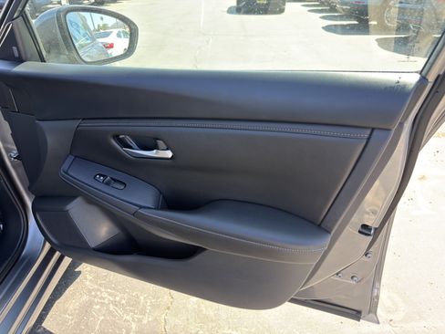 Used 2023 Nissan Sentra SV FWD image 11