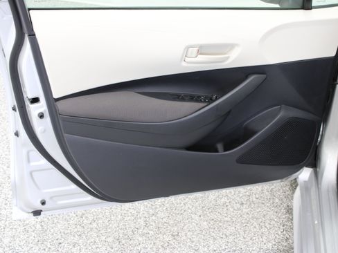 Used 2025 Toyota Corolla LE FWD image 12