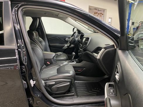 Used 2018 Jeep Cherokee Trailhawk w/ Cold Weather Group image 12