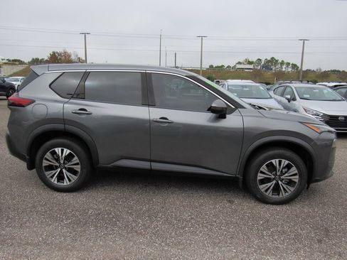 Used 2021 Nissan Rogue SV image 2