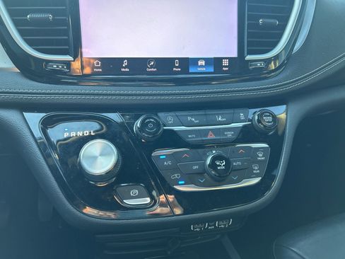 Used 2022 Chrysler Pacifica Touring-L w/ S Appearance Package image 13