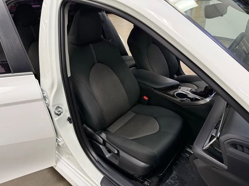 Used 2022 Toyota Camry LE image 9