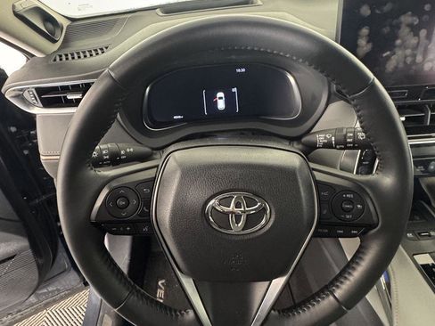 Used 2023 Toyota Venza Limited image 13