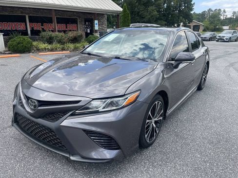 Used 2018 Toyota Camry SE w/ Moonroof Package FWD image 4