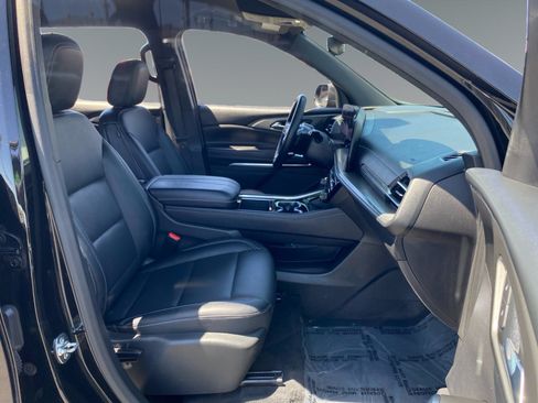 Used 2025 Chevrolet Traverse LT FWD image 15