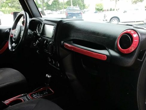 Used 2015 Jeep Wrangler Unlimited Sahara w/ Connectivity Group AWD/4WD image 12