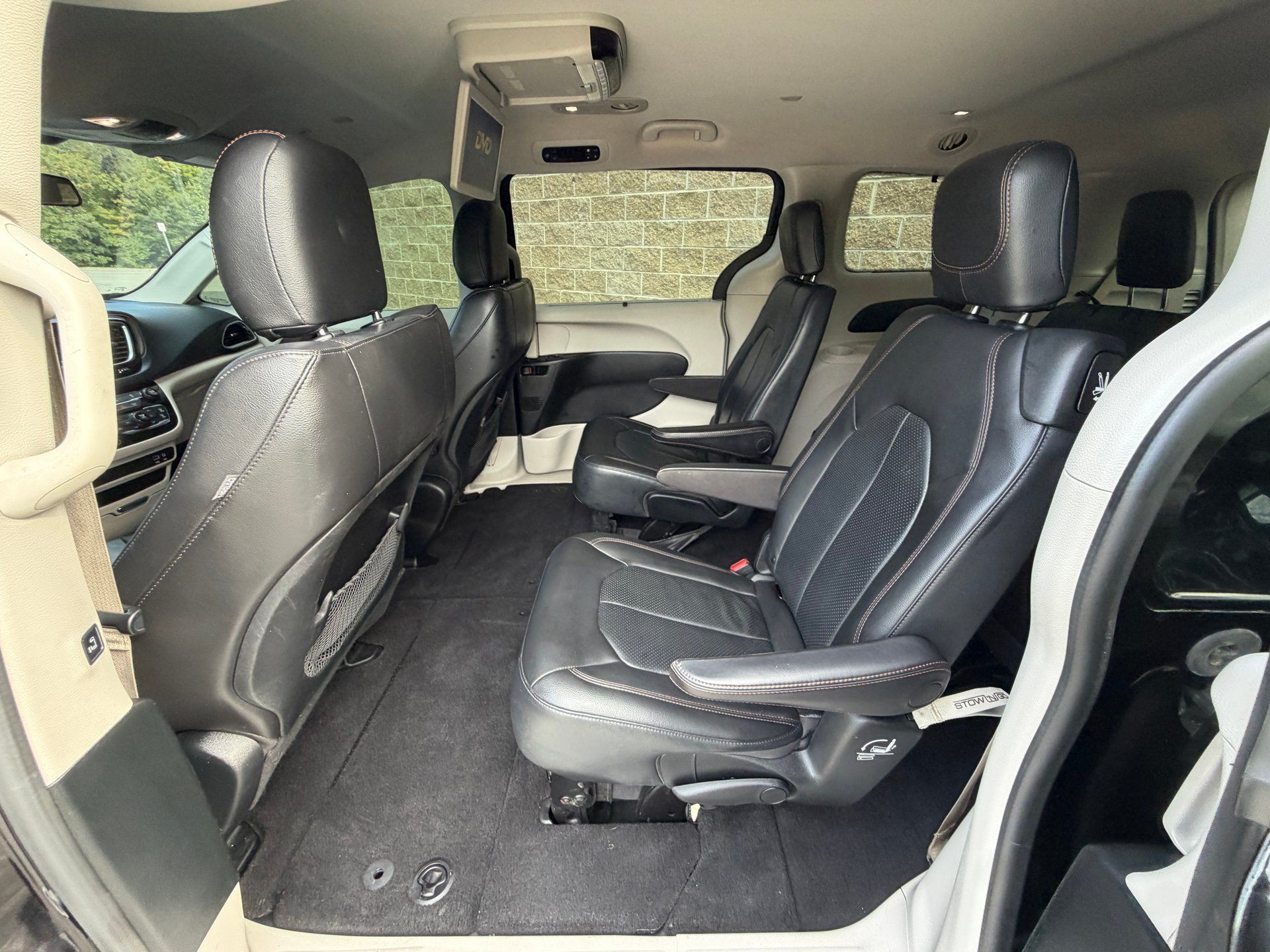 Used 2018 Chrysler Pacifica Touring-L FWD image 18
