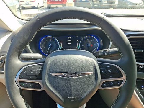 Used 2024 Chrysler Pacifica Touring-L FWD image 20