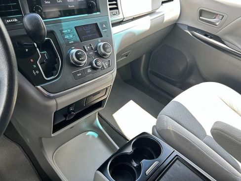 Used 2017 Toyota Sienna LE FWD image 30