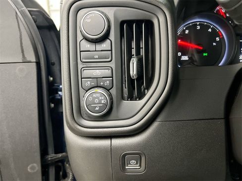 Used 2022 Chevrolet Silverado 2500 Custom w/ Custom Value Package image 17