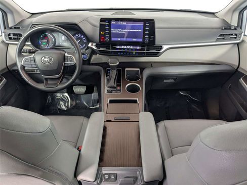 Used 2024 Toyota Sienna XLE FWD image 36