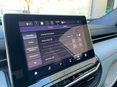 Used 2025 Jeep Compass Limited image 21