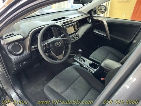 Used 2018 Toyota RAV4 LE image 7