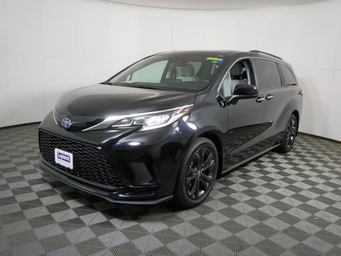 Used 2024 Toyota Sienna XSE image 8