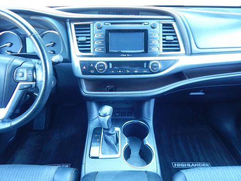 Used 2015 Toyota Highlander Plus FWD image 17