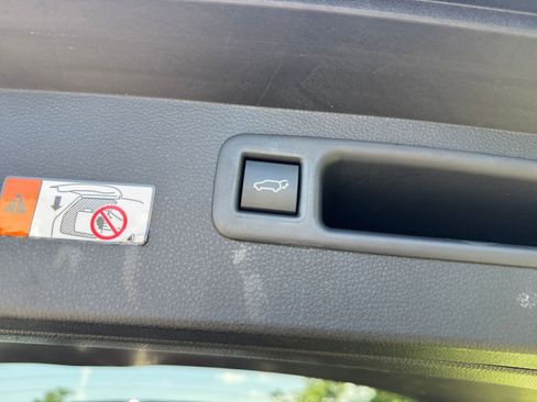 Used 2025 Toyota Highlander LE FWD image 23