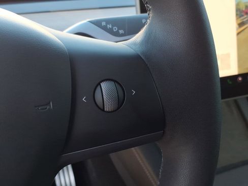 Used 2025 Tesla Model Y Performance image 24