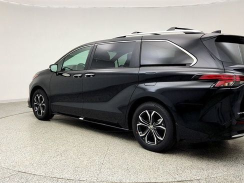 Used 2026 Toyota Sienna Platinum AWD/4WD image 7