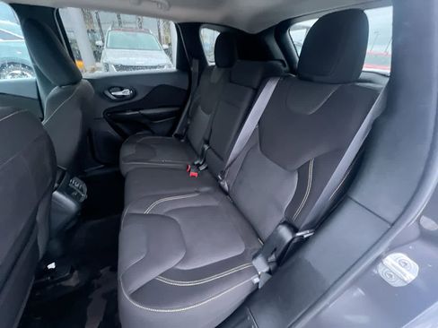 Used 2016 Jeep Cherokee Latitude w/ Cold Weather Group AWD/4WD image 23