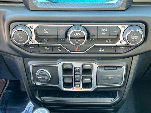 Used 2023 Jeep Gladiator Overland image 19