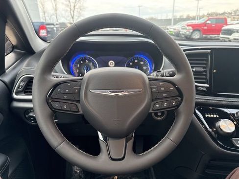 Used 2024 Chrysler Pacifica Touring-L w/ S Appearance Package image 17
