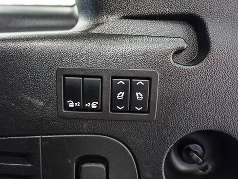 Used 2018 Chevrolet Suburban Premier image 23