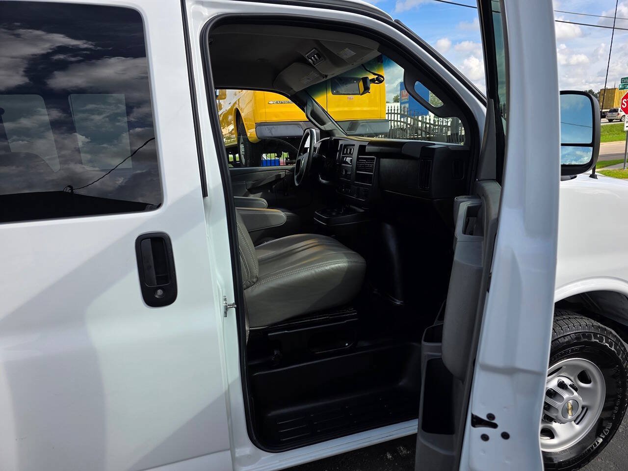 Used 2024 Chevrolet Express 3500 LS RWD image 17