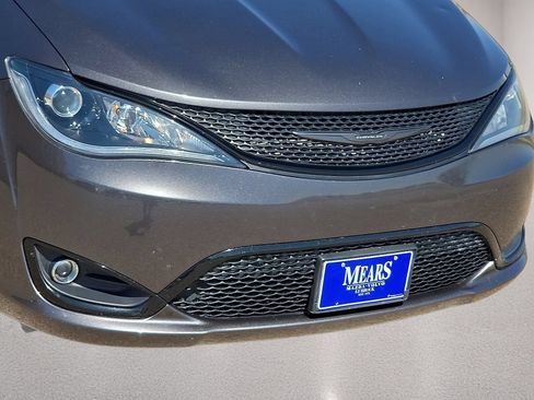 Used 2020 Chrysler Pacifica Touring w/ S Appearance Package FWD image 9