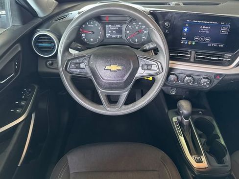 Used 2024 Chevrolet Trax LS w/ LS Convenience Package FWD image 16
