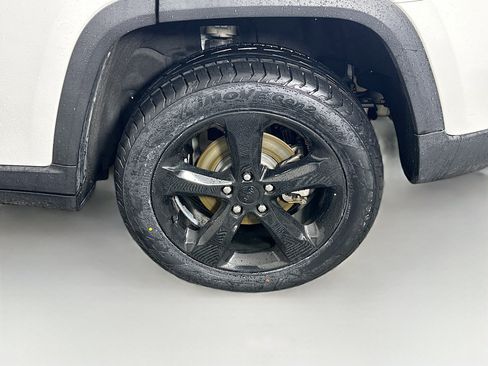 Used 2023 Jeep Grand Cherokee Limited w/ Black Appearance Package image 11