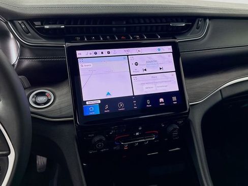 Used 2024 Jeep Grand Cherokee L Limited w/ Black Appearance Package image 15