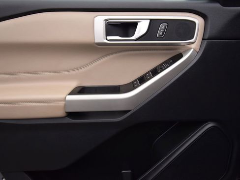 Used 2022 Ford Explorer XLT image 27