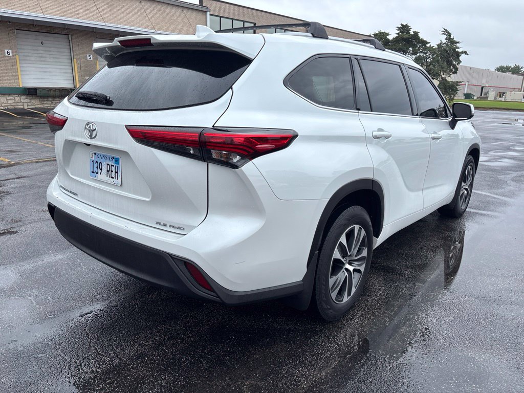 Used 2022 Toyota Highlander XLE AWD/4WD image 3