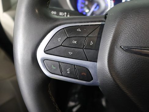 Used 2023 Chrysler Pacifica Touring-L FWD image 41