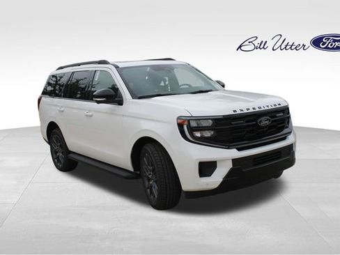 New 2026 Ford Expedition Platinum image 2