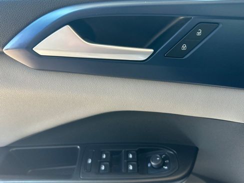 Used 2023 Volkswagen Taos SE w/ Panoramic Sunroof Package FWD image 11