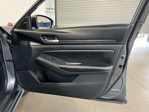 Used 2024 Nissan Altima 2.5 SV FWD image 12