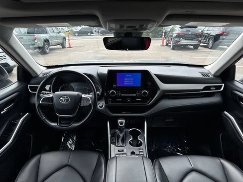 Used 2025 Toyota Highlander XLE AWD/4WD image 13